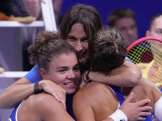 Jasmine Paoliniová a Sara Erraniová.