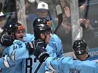 Hokejisti Slovanu sa radujú počas zápasu Tipsport ligy.