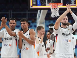 Nemeckí basketbalisti sa tešia z víťazstva.