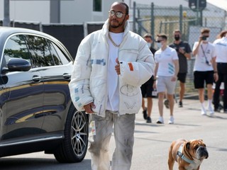 Lewis Hamiton z tímu Mercedes a jeho pes buldog Roscoe prichádzajú na okruh v Monze, archívna snímka. 