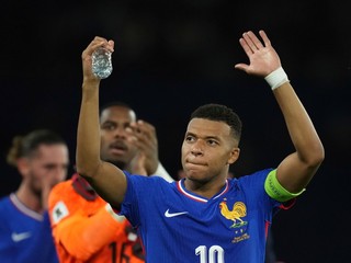 Kylian Mbappe oslavuje víťazstvo v kvalifikácii na MS 2026.