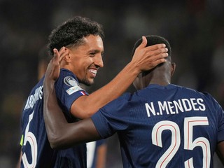 Hráči PSG Marquinhos (vľavo) a Nuno Mendes.