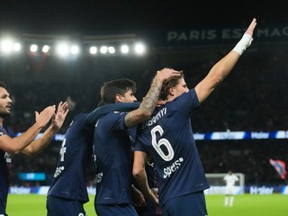 Vpravo futbalista PSG Illya Zabarnyi sa raduje po strelení úvodného gólu v zápase 6. kola francúzskej  Ligue 1 Paríž St. Germain - AJ Auxerre.