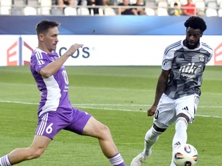 Dan Ožvolda (Komárno) a Zyen Jones (Košice) v zápase 7. kola futbalovej Niké ligy.