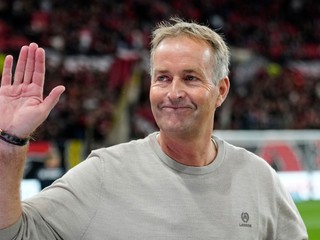 Nový tréner Leverkusenu Kasper Hjulmand máva svojim fanúšikom pred zápasom 3. kola nemeckej Bundesligy Bayer Leverkusen - Eintracht Frankfurt.