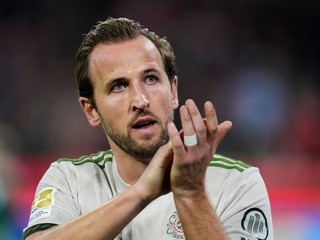 Harry Kane tlieska divákom v Allianz Aréne v zápase Bayern Mníchov -Werder Brémy.
