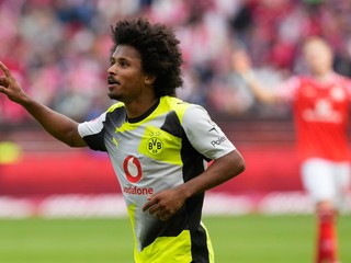 Karim Adeyemi oslavuje gól proti Mainzu.