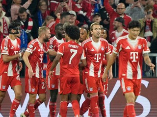 Hráč Bayernu Mníchov Harry Kane (druhý vpravo) sa raduje z gólu so spoluhráčmi počas zápasu 1. kola ligovej fázy Ligy majstrov Bayern Mníchov - FC Chelsea.