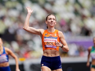 Femke Bolová po výhre v rozbehu žien na 400 metrov cez prekážky na MS v Tokiu.