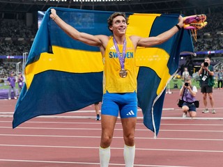 Švédsky atlét Armand Duplantis pózuje so zlatou medailou po prekonaní svetového rekordu.