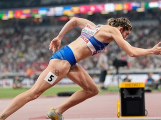 Slovenská bežkyňa Emma Zapletalová počas štartu semifnálového behu na 400 metrov cez prekážky na atletických MS v Tokiu.