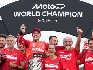 Španiel Marc Marquez oslavuje titul majstra sveta v MotoGP.