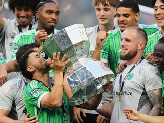 Hráči Seattle Sounders zvdíhajú trofej Leagues Cup 2025.