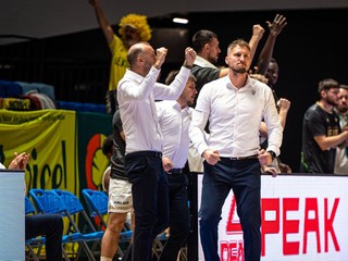 Patrioti Levice s hlavným trénerom Michalom Madzinom. 