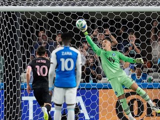 Kristijan Kahlina chytá penaltu Lionela Messiho v zápase Charlotte - Inter Miami v MLS.