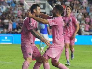 Futbalista Interu Miami Jordi Alba (uprostred) sa teší z gólu, ktorý strelil Lionel Messi (vľavo) v zápase zámorskej MLS Inter Miami - Seattle Sounders.