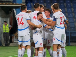 Českí hráči oslavujú po góle.