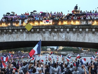Francúzski športovci mávajú divákom počas otváracieho ceremoniálu LOH v Paríži 2024.