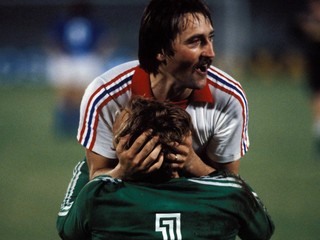 Antonín Panenka a brankár Jaroslav Netolička oslavujú výhru v zápase o bronz na ME 1980.