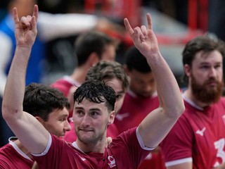 Kanada oslavuje víťazstvo nad Líbyou na MS vo volejbale 2025.