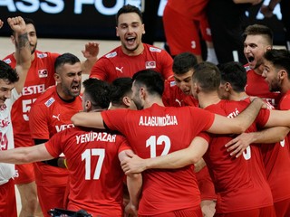 Tureckí volejbalisti oslavujú víťazstvo.