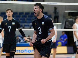 Volejbalisti Argentíny oslavujú zisk bodu.