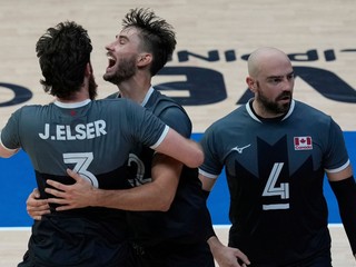 Radosť Kanady po víťazstve nad Japonskom na MS vo volejbale 2025.