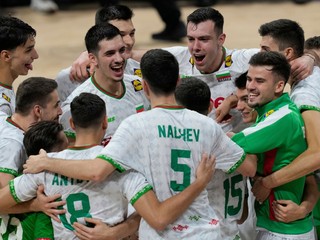 Hráči Bulharska oslavujú triumf nad Portugalskom v osemfinále MS vo volejbale 2025.