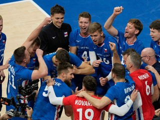 Českí volejbalisti oslavujú postup do štvrťfinále MS.