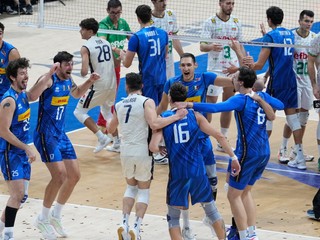 Volejbalisti Talianska oslavujú víťazstvo nad Bulharskom vo finále MS 2025.