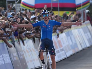 Taliansky cyklista Mark Lorenzo Finn víťazí v pretekoch s hromadným štartom v kategórii mužov do 23 rokov na MS v cestnej cyklistike 2025.