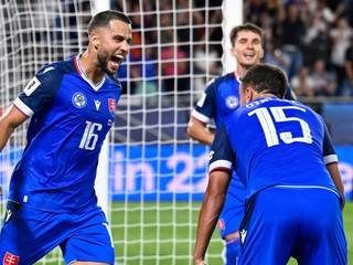 Dávid Hancko (vľavo) oslavuje gól so spoluhráčmi.