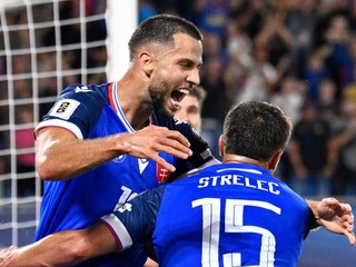 Dávid Hancko oslavuje spolu s Davidom Strelcom gól proti Nemecku.