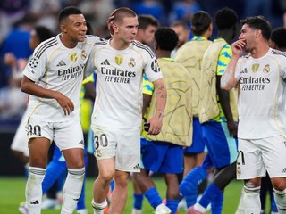 Hráči Realu Madrid zľava Kylian Mbappe, Franco Mastantuono a Brahim Diaz sa tešia z výhry.