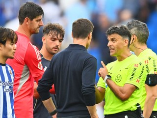 Tréner Realu Madrid Xabi Alonso (uprostred) sa rozpráva s rozhodcom Jesusom Gilom.