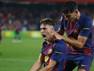 Fermin Lopez oslavuje spolu s Gerardom Martinom gól proti Valencii.