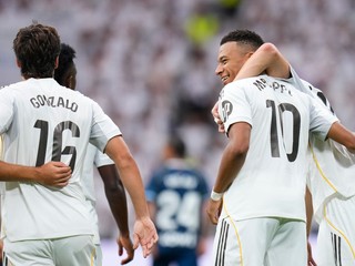 Futbalista Realu Madrid Kylian Mbappé (druhý sprava) sa teší so spoluhráčmi z gólu v zápase 5. kola španielskej La Ligy Real Madrid - Espanyol Barcelona.