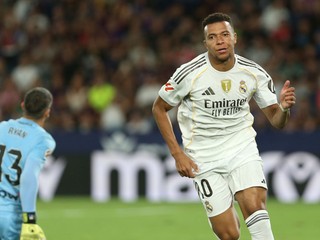 Kylian Mbappé oslavuje gól do siete Levante.