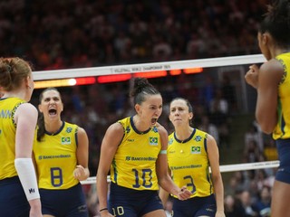 Brazílska hráčka Gabriela Bragová Guimaraesová (uprostred) reaguje so spoluhráčkami po bodovaní v zápase o bronz na majstrovstvách sveta vo volejbale žien 2025 Japonsko - Brazília.