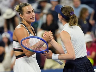 Aryna Sabalenková si podáva ruku s Cristinou Bucsovou.