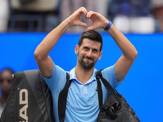 Novak Djokovič ďakuje divákom po vyradení v semifinále dvojhry na US Open 2025.