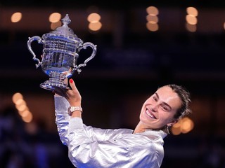 Bieloruská tenistka Aryna Sabalenková pózuje s trofejou po jej výhre nad Američankou Amandou Anisimovovou vo finále dvojhry žien na grandslamovom turnaji US Open.
