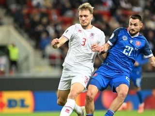 Hráč Slovenska Matúš Bero a hráč Luxemburska Enes Mahmutovic počas kvalifikačného zápasu na MS. 