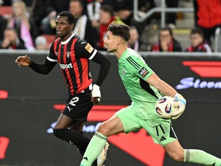 Sprava brankár Slovana Dominik Takáč a hráč Trnavy Abdulrahman Taiwo počas zápasu 11. kola Niké ligy medzi FC Spartak Trnava a ŠK Slovan Bratislava.