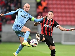 Hráč Trnavy Kristián Koštrna (vpravo) a kapitán Slovana Vladimír Weiss ml. v súboji o loptu.