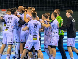 Hádzanári Tatrana Prešova sa tešia výhry.