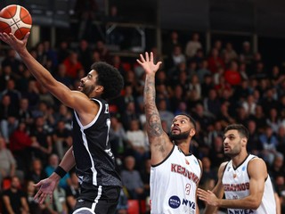 Noah Reynolds (Prievidza), Darnell Antonio Edge a Michalis Koumis (obidvaja Keravnos) bojujú o loptu počas zápasu D-skupiny Európskeho pohára FIBA.