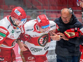 Na snímke uprostred Samuel Hain (Prešov) korčuľuje za pomoci z ľadu po ťažkom strete so súperom.