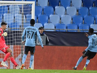 Futbalista Slovana Alasana Yirajang (druhý sprava) si strieľa vlastný gól v zápase proti Štrasburgu.