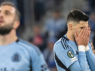 Sklamaní hráči Slovana Bratislava Marko Tolič (vpravo) a Tigran Barseghjan v zápase proti Štrasburgu.